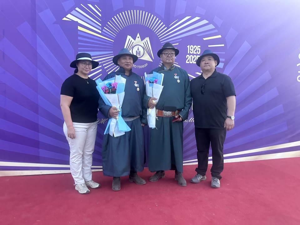 Төрийн дээд шагнал болох Хөдөлмөрийн хүндэт медалиар энгэрээ мялаалаа.